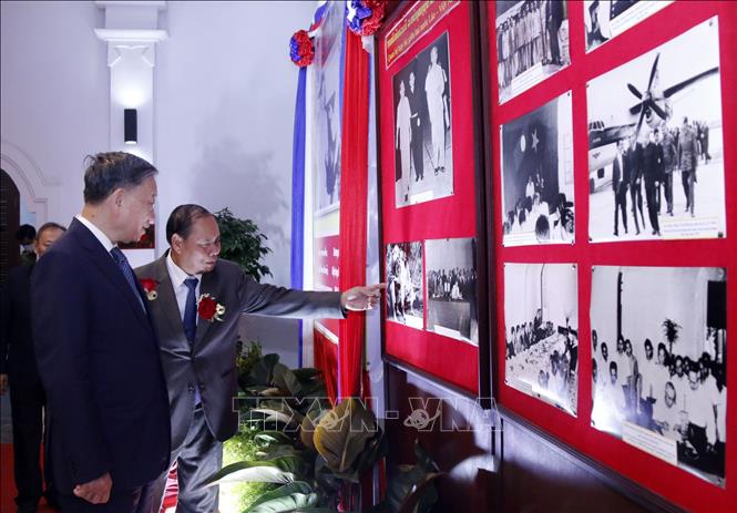 Delegates attend a photo exhibition spotlighting the comprehensive cooperation between the police force of the two countries over the last six decades. VNA Photo: Phạm Kiên