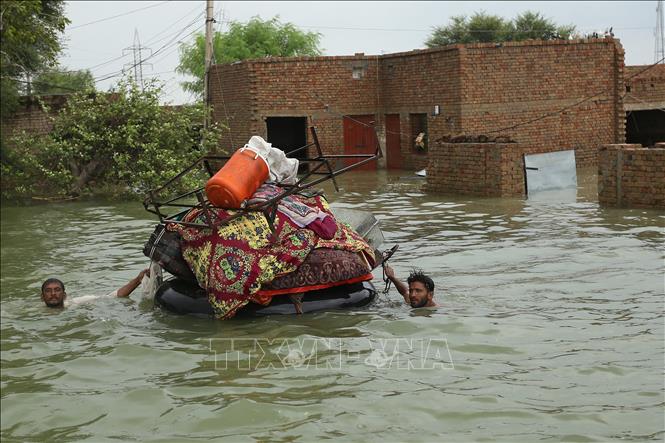 Trong ảnh: Người dân sơ tán khỏi khu vực ngập lụt do mưa lũ ở huyện Rajanpur, tỉnh Punjab, Pakistan ngày 24/8/2022. Ảnh: AFP/TTXVN