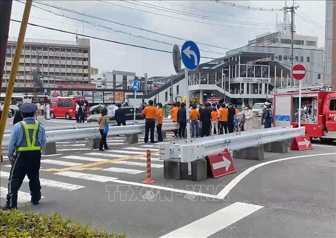 Trong ảnh: (tư liệu) Cảnh sát điều tra tại hiện trường vụ cựu Thủ tướng Shinzo Abe bị ám sát ở Nara, Nhật Bản, ngày 8/7/2022. Ảnh: AFP/TTXVN