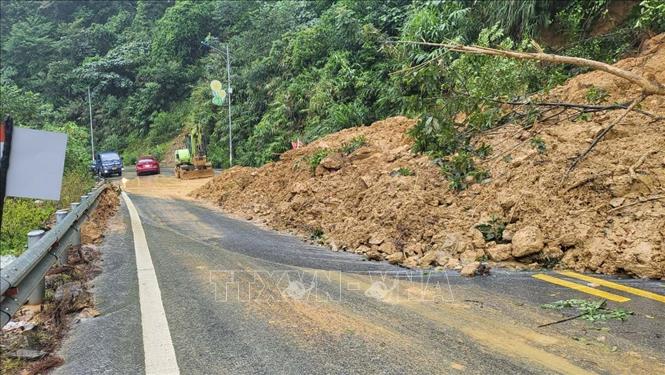 Trong ảnh: Mưa lớn gây sạt lở tại km 20, tuyến quốc lộ 2B, đường lên thị trấn Tam Đảo. Ảnh: Nguyễn Thảo – TTXVN