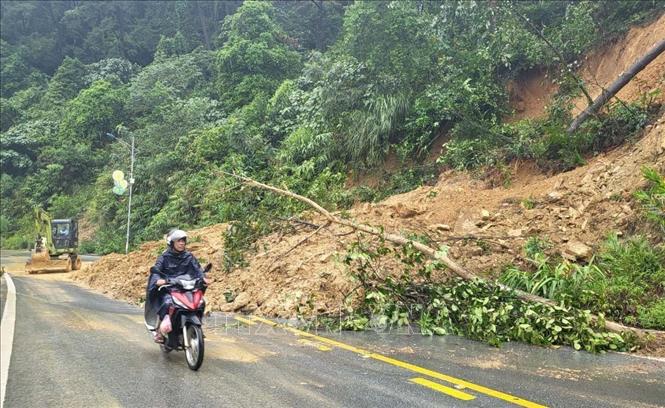 Trong ảnh: Mưa lớn gây sạt lở tại km 20, tuyến quốc lộ 2B, đường lên thị trấn Tam Đảo. Ảnh: Nguyễn Thảo – TTXVN