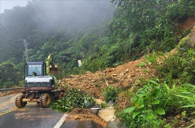 Trong ảnh: Lực lượng chức năng tỉnh Vĩnh Phúc khẩn trương huy động máy móc, san gạt điểm sạt lở. Ảnh: Nguyễn Thảo - TTXVN


