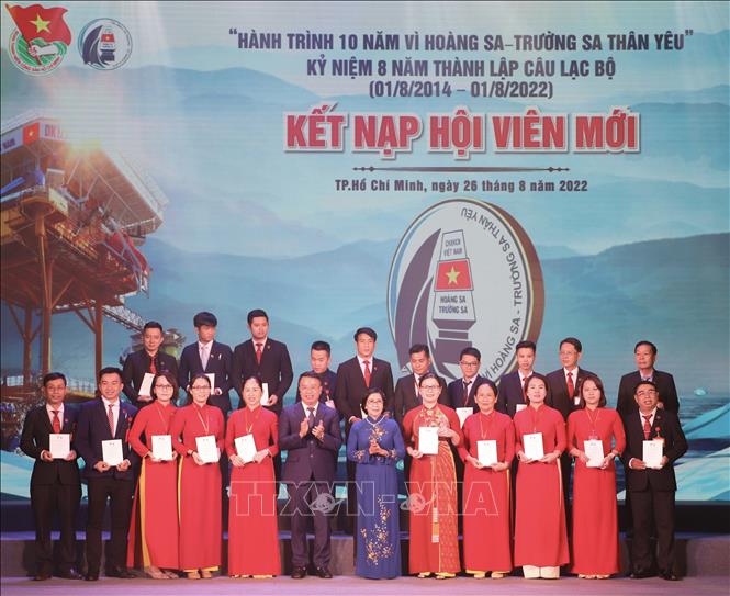 Trong ảnh: Kết nạp hội viên cá nhân mới cho Câu lạc bộ “Vì Hoàng Sa - Trường Sa thân yêu”. Ảnh: Hồng Giang - TTXVN