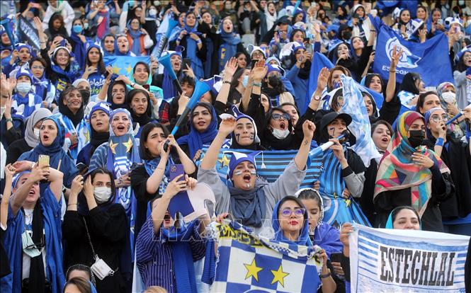 Trong ảnh: Các nữ cổ động viên Iran xem trận đấu giữa câu lạc bộ Tehran Esteghlal và câu lạc bộ Mes Kerman trên sân vận động  Azadi ở Tehran, ngày 25/8/2022. Ảnh: AFP/TTXVN