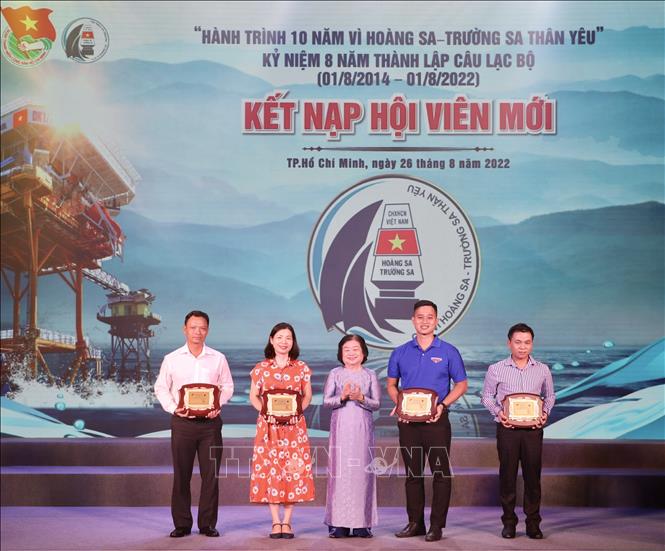 Trong ảnh: Kết nạp hội viên tập thể mới cho Câu lạc bộ “Vì Hoàng Sa - Trường Sa thân yêu”. Ảnh: Hồng Giang - TTXVN.