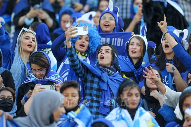 Trong ảnh: Các nữ cổ động viên Iran xem trận đấu giữa câu lạc bộ Tehran Esteghlal và câu lạc bộ Mes Kerman trên sân vận động  Azadi ở Tehran, ngày 25/8/2022. Ảnh: AFP/TTXVN