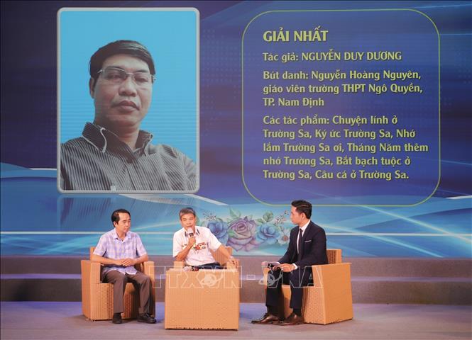 Trong ảnh: Tiết mục giao lưu với các tác giả đạt giải Nhất cuộc thi viết về “Biển đảo trong trái tim tôi” và cuộc thi ảnh “Hoàng Sa - Trường Sa – Nhà giàn DK trong trái tim tôi”. Ảnh: Hồng Giang - TTXVN