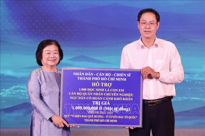 Trong ảnh: Bà Trương Mỹ Hoa đại diện Quỹ học bổng Vừ A Dính và Câu lạc bộ “Vì Hoàng Sa - Trường Sa thân yêu” nhận suất học bổng trị giá 1 tỷ đồng cho 1.000 học sinh là con em cán bộ quân nhân chuyên nghiệp, ngư dân có hoàn cảnh khó khăn từ đại diện lãnh đạo Thành phố Hồ Chí Minh. Ảnh: Hồng Giang - TTXVN