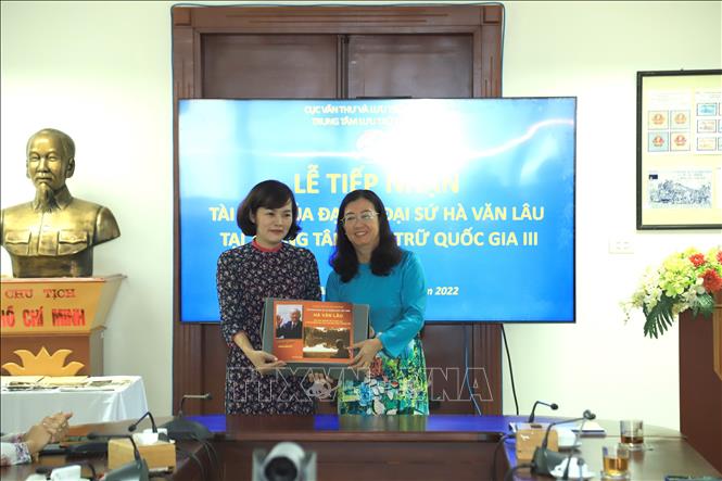 Trong ảnh: Đại sứ Hà Thị Ngọc Hà - con gái Đại sứ Hà Văn Lâu trao tặng tài liệu. Ảnh: Chu Thanh Vân-TTXVN 