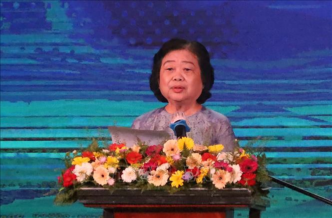 Trong ảnh: Bà Trương Mỹ Hoa, Chủ tịch Quỹ học bổng Vừ A Dính, Chủ nhiệm Câu lạc bộ “Vì Hoàng Sa - Trường Sa thân yêu” phát biểu tại Chương trình kỷ niệm. Ảnh: Hồng Giang - TTXVN