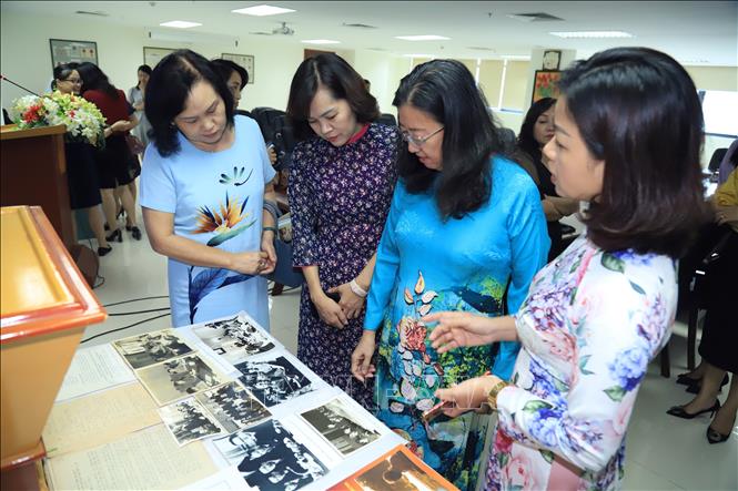 Trong ảnh: Đại sứ Hà Thị Ngọc Hà - con gái Đại sứ Hà Văn Lâu ngắm những bức ảnh hoạt động ngoại giao của ba mình. Ảnh: Chu Thanh Vân-TTXVN 