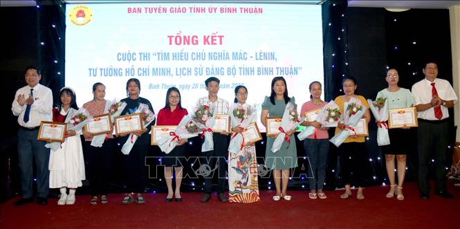 Trong ảnh: Trao giải Nhất cho các thí sinh. Ảnh: Nguyễn Thanh - TTXVN