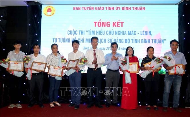 Trong ảnh: Trao giải Nhì cho các thí sinh. Ảnh: Nguyễn Thanh - TTXVN