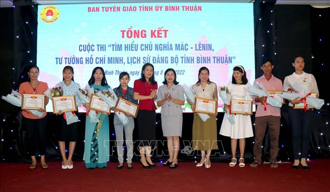 Trong ảnh: Trao giải Ba cho các thí sinh. Ảnh: Nguyễn Thanh - TTXVN