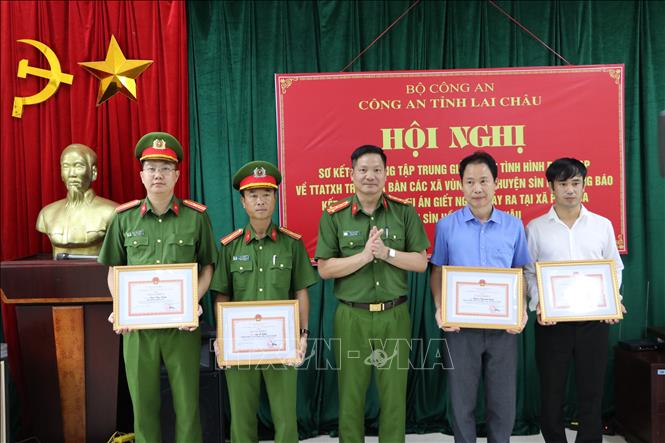 Đại tá Phạm Hải Đăng, Phó Giám đốc Công an tỉnh Lai Châu tặng Giấy khen cho các tập thể cá nhân có thành tích xuất sắc trong công tác đấu tranh phòng, chống tội phạm và điều tra, làm rõ vụ án giết người tại bản Hồng Quảng 2, xã Pa Khóa, huyện Sìn Hồ. Ảnh: Đinh Thùy - TTXVN