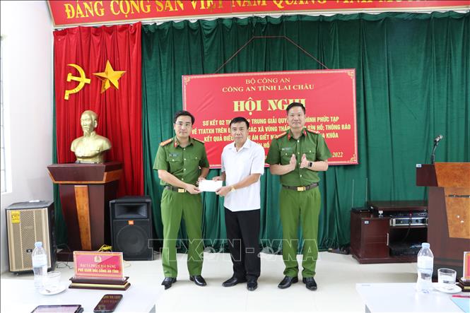 Bí thư Huyện ủy Sìn Hồ Hoàng Thọ Trung tặng thưởng cho lực lượng Công an tỉnh Lai Châu có thành tích xuất sắc trong công tác đấu tranh phòng, chống tội phạm và điều tra, làm rõ vụ án giết người tại bản Hồng Quảng 2, xã Pa Khóa, huyện Sìn Hồ. Ảnh: Đinh Thùy - TTXVN