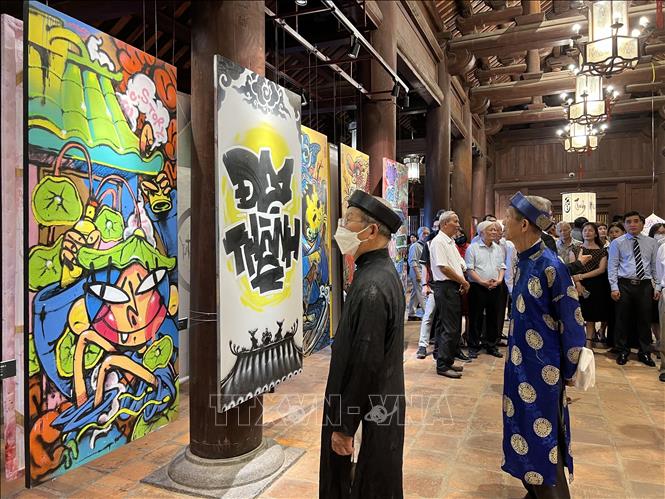 Các đại biểu thưởng lãm các tác phẩm tại Triển lãm “Đối thoại Thư pháp và Graffiti”. Ảnh: Đinh Thuận - TTXVN