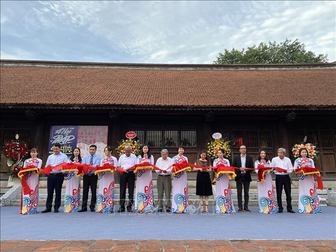 Cắt băng khai mạc  Triển lãm “Đối thoại Thư pháp và Graffit