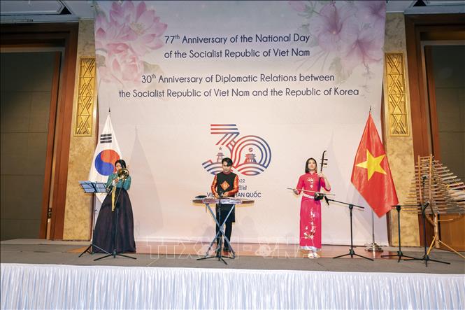Tiết mục biểu diễn nhạc cụ dân tộc của các nghệ sĩ Việt Nam và Hàn Quốc tại Lễ kỷ niệm. Ảnh : Anh Nguyên, PV TTXVN tại Hàn Quốc.