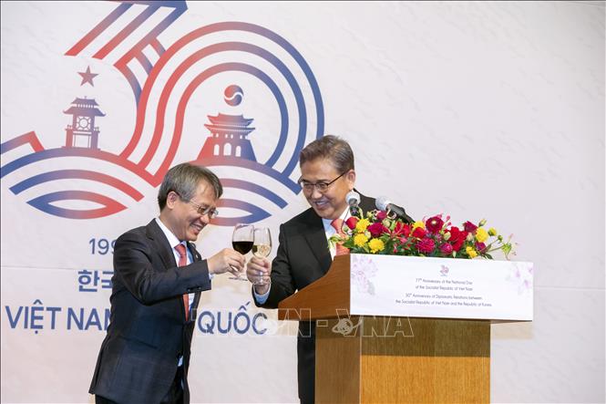 Đại sứ Việt Nam tại Hàn Quốc Nguyễn Vũ Tùng (trái) và Bộ trưởng Ngoại giao Hàn Quốc Park Jin nâng ly chúc mừng Quốc khánh Việt Nam và 30 năm quan hệ ngoại giao Việt Nam-Hàn Quốc. Ảnh : Anh Nguyên, PV TTXVN tại Hàn Quốc.