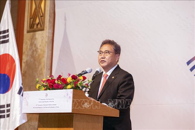 Bộ trưởng Ngoại giao Hàn Quốc Park Jin phát biểu chúc mừng Quốc khánh Việt Nam và 30 năm quan hệ ngoại giao Việt Nam-Hàn Quốc. Ảnh : Anh Nguyên, PV TTXVN tại Hàn Quốc.