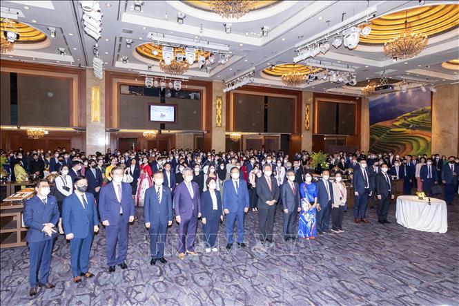 Các đại biểu tham dự lễ kỷ niệm thực hiện nghi thức chào cờ. Ảnh : Anh Nguyên, PV TTXVN tại Hàn Quốc.