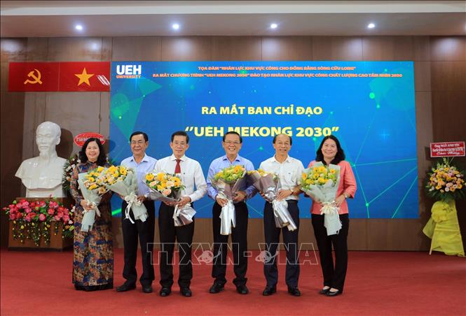 Ra mắt Ban chỉ đạo chương trình “UEH Mekong 2030”. Ảnh: Phạm Minh Tuấn-TTXVN