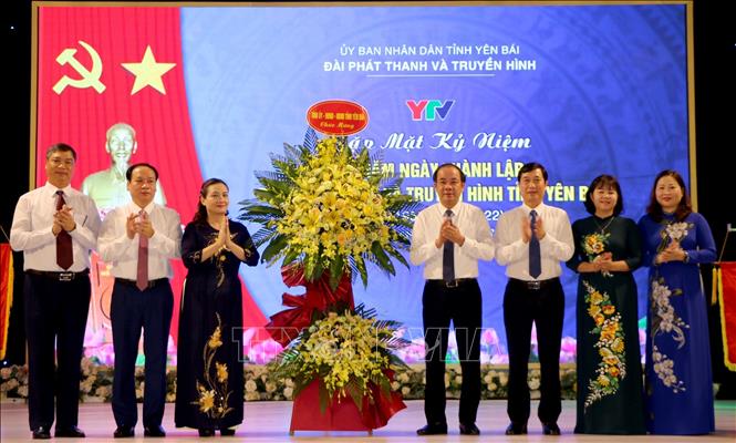 Phó Bí thư Thường trực Tỉnh ủy Tạ Văn Long cùng các đồng chí lãnh đạo tỉnh tặng hoa chúc mừng Đài PT-TH Yên Bái nhân kỷ niệm 65 năm Ngày thành lập. Ảnh: TTXVN phát
