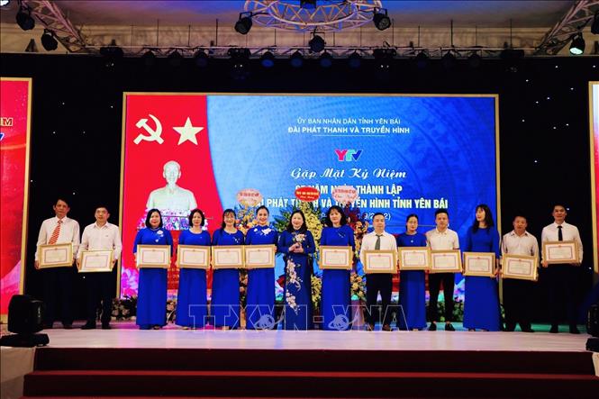 Phó Chủ tịch UBND tỉnh Vũ Thị Hiền Hạnh tặng bằng khen của UBND tỉnh cho tập thể và cá nhân có thành tích xuất sắc trong đợt thi đua lập thành tích chào mừng kỷ niệm 65 năm Ngày thành lập Đài PT- TH tỉnh Yên Bái. Ảnh: TTXVN phát
