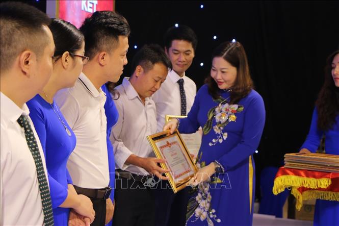 Phó Chủ tịch UBND tỉnh Vũ Thị Hiền Hạnh tặng bằng khen của UBND tỉnh cho tập thể và cá nhân có thành tích xuất sắc trong đợt thi đua lập thành tích chào mừng kỷ niệm 65 năm Ngày thành lập Đài PT- TH tỉnh Yên Bái. Ảnh: TTXVN phát