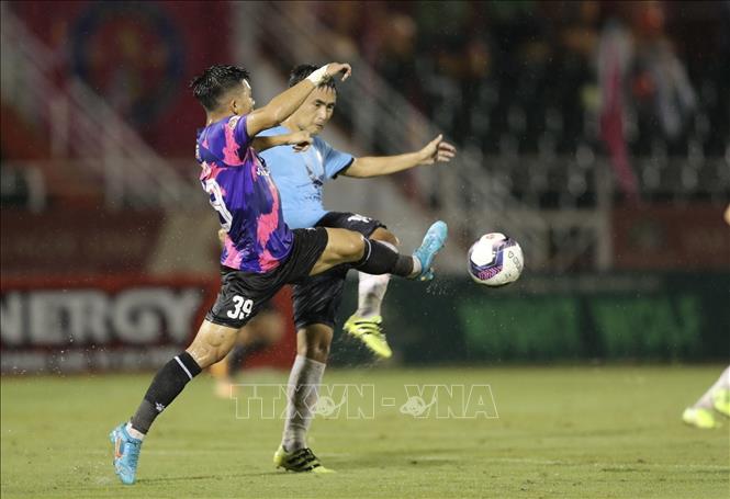 Trong ảnh: Pha tranh bóng giữa cầu thủ đội bóng đá Sài Gòn FC (áo tím) với đội bóng Hồng Lĩnh Hà Tĩnh (áo xanh). Ảnh: Thanh Vũ – TTXVN 
