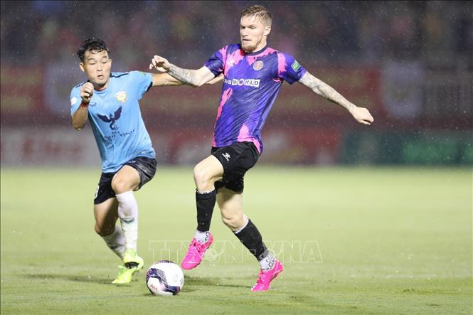 Trong ảnh: Pha tranh bóng giữa cầu thủ đội bóng đá Sài Gòn FC (áo tím) với đội bóng Hồng Lĩnh Hà Tĩnh (áo xanh). Ảnh: Thanh Vũ – TTXVN 
