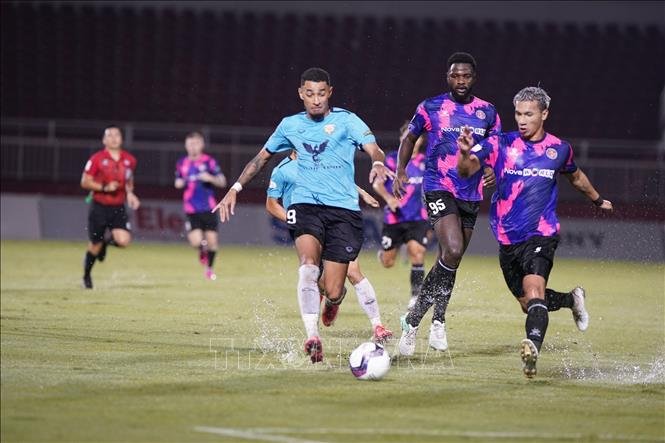 Trong ảnh: Pha tranh bóng giữa cầu thủ đội bóng đá Sài Gòn FC (áo tím) với đội bóng Hồng Lĩnh Hà Tĩnh (áo xanh). Ảnh: Thanh Vũ – TTXVN 
