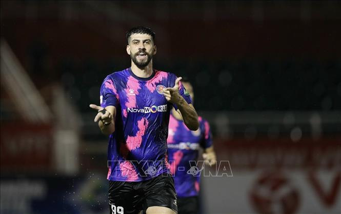 Trong ảnh: Cầu thủ Matheus Da Silva (99) vui mừng sau bàn mở tỷ số cho Sài Gòn FC trên chấm phạt đền. Ảnh: Thanh Vũ - TTXVN
