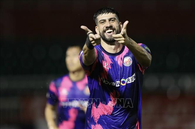 Trong ảnh: Cầu thủ Matheus Da Silva (99) vui mừng sau bàn mở tỷ số cho Sài Gòn FC trên chấm phạt đền. Ảnh: Thanh Vũ - TTXVN
