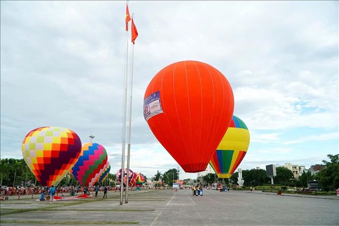 Bright colored hot air balloons at the festival. VNA Photo: Trịnh Duy Hưng 
