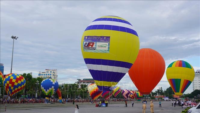 Bright, colourful hot air balloons at the festival. VNA Photo: Trịnh Duy Hưng 