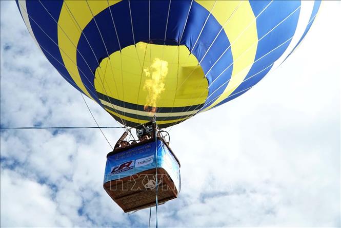 Visitors enjoy a hot air balloon ride at the festival. VNA Photo: Trịnh Duy Hưng 