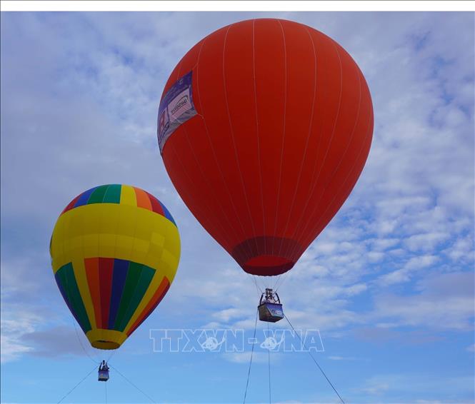 Visitors enjoy a hot air balloon ride at the festival. VNA Photo: Trịnh Duy Hưng 
