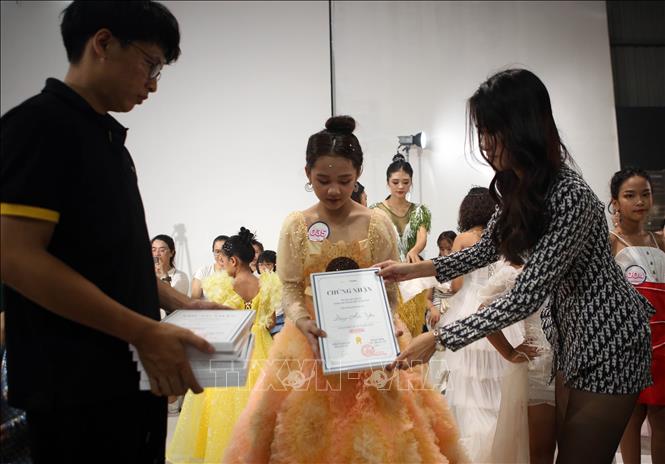 Trong ảnh: Ban tổ chức trao giấy chứng nhận cho các em thiếu nhi đạt giải tại chương trình. Ảnh: Trần Lê Lâm - TTXVN 