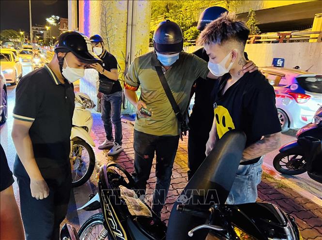 Một trường hợp có biểu hiện đi xe tốc độ cao, lạng lách đánh võng đã bị tổ công tác Y1/141 bí mật theo dõi và bắt giữ bàn giao về Công an phường Phúc Tân xử lý. Ảnh: Phạm Kiên - TTXVN