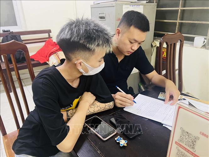 Các trường hợp vi phạm sẽ bị tổ công tác liên ngành 141 bàn giao cho Công an phường sở tại xử lý theo pháp luật. Ảnh: Phạm Kiên - TTXVN