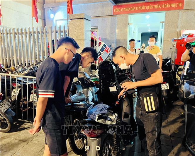 Tổ công tác 141 hóa trang kiểm tra và xử lý nhiều thanh niên điều khiển xe với tốc độ cao, lạng lách, đánh võng. Ảnh: Phạm Kiên - TTXVN