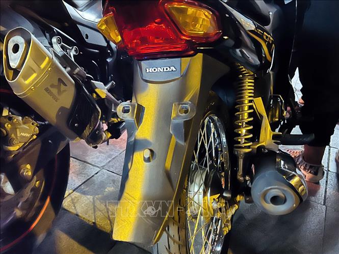 Nhiều thanh niên điều khiển phương tiện đã tháo bỏ hoặc dán che biển kiểm soát điều khiển xe với tốc độ cao, lạng lách, đánh võng, bốc đầu, đua xe trái phép... nhằm qua mắt lực lượng chức năng. Ảnh: Phạm Kiên - TTXVN