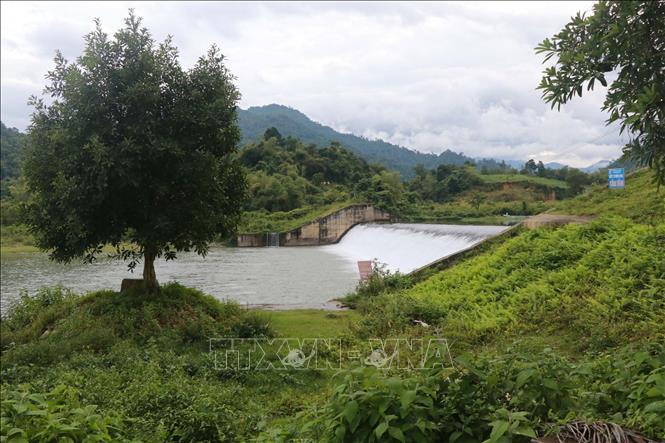 Trong ảnh: Lợi dụng dòng chảy của sông Giăng, Nghệ An, chính quyền địa phương còn xây dựng đập thủy lợi phục vụ ngăn lũ và cung cấp nước cho sản xuất nông nghiệp. Ảnh: Nguyễn Văn Nhật - TTXVN