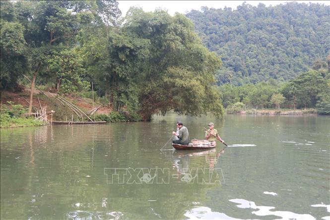 Trong ảnh: Người dân có nhiều hoạt động mưu sinh trên sông Giăng, Nghệ An để kiếm thêm thu nhập phục vụ cuộc sống gia đình. Ảnh: Nguyễn Văn Nhật - TTXVN