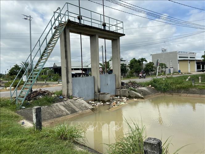 Quá trình vận hành khu tưới Đức Hòa vẫn có trường hợp người dân lấn chiếm hành lang bảo vệ công trình, xả rác thải xuống công trình thủy lợi. Ảnh: Đức Hạnh - TTXVN