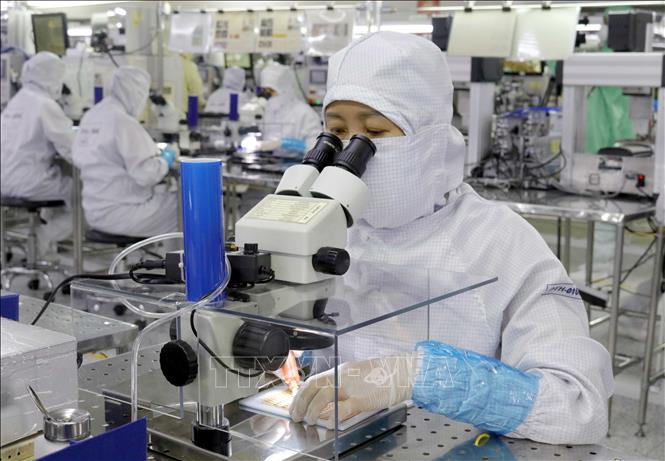 Manufacturing electronic devices at the South Korean-invested Daeyang Hanoi Co. Ltd in the northern province of Bac Giang. VNA Photo: Đồng Thúy