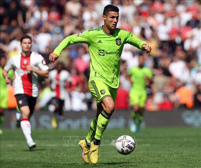 Trong ảnh: Tiền đạo Cristiano Ronaldo đi bóng trong trận đấu Manchester United gặp Southampton, miền Nam vùng England, ngày 27/8/2022. Ảnh: AFP/TTXVN 