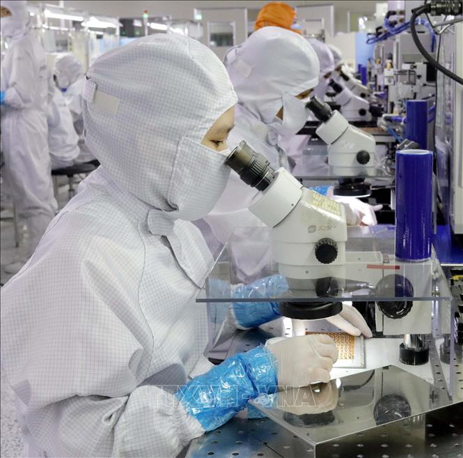 Manufacturing electronic devices at the South Korean-invested Daeyang Hanoi Co. Ltd in the northern province of Bac Giang. VNA Photo: Đồng Thúy